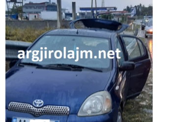 Aksident në Gjirokastër, makina del nga rruga dhe përplaset me mbrojtëset metalike (FOTO)