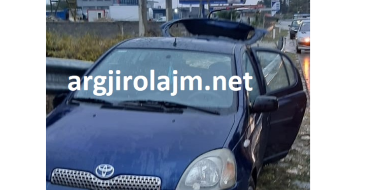 Aksident në Gjirokastër, makina del nga rruga dhe përplaset me mbrojtëset metalike (FOTO)