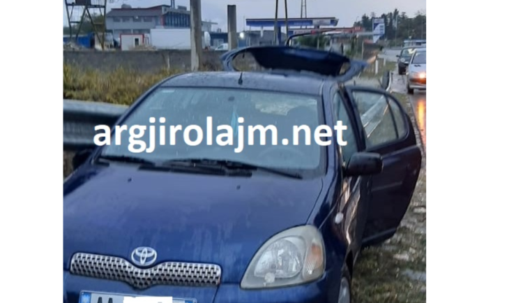 Aksident në Gjirokastër, makina del nga rruga dhe përplaset me mbrojtëset metalike (FOTO)