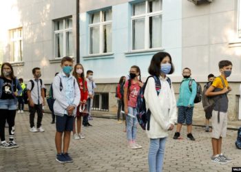 Presioni i prindërve/ Tërhiqet qeveria, nga e hëna rinis mësimi normal pa orë të shkurtuara