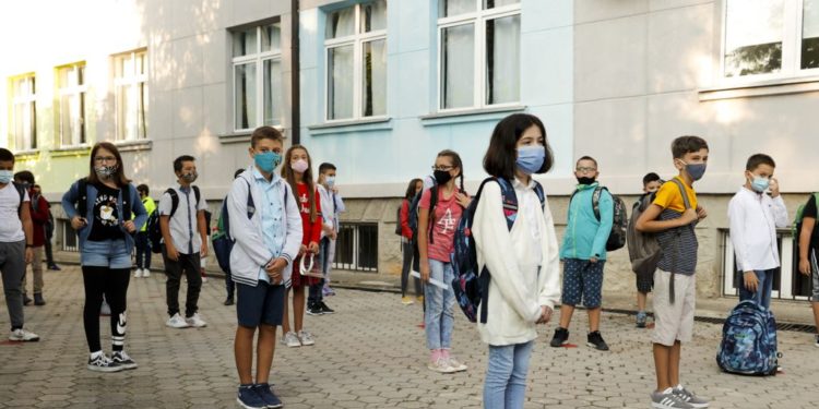 Presioni i prindërve/ Tërhiqet qeveria, nga e hëna rinis mësimi normal pa orë të shkurtuara