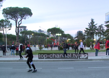 Pak orë para ndeshjesh Shqipëri-Poloni, tifozët kuq e zi përleshen me tifozët polakë