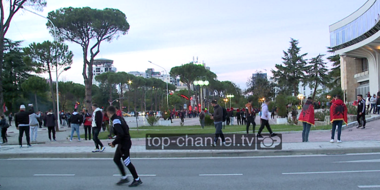Pak orë para ndeshjesh Shqipëri-Poloni, tifozët kuq e zi përleshen me tifozët polakë