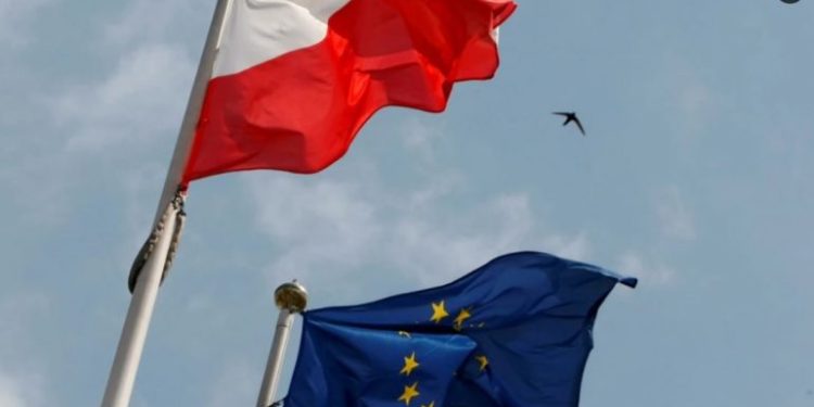 Përplasja Poloni-BE/ Kryeministri Morawiecki: KE rrezikon Luftën e Tretë Botërore
