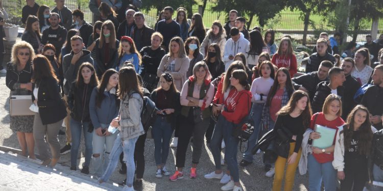Vetëm 45% e studentëve janë vaksinuar në Gjirokastër, s’ka pengesa për të hyrë në auditore