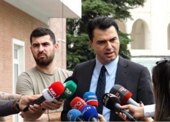 Berisha dorëzoi firmat për Kuvendin, Basha: Tallje me demokratët. Boll bashkëpunove me Edi Ramën