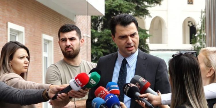 Berisha dorëzoi firmat për Kuvendin, Basha: Tallje me demokratët. Boll bashkëpunove me Edi Ramën