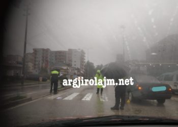 Aksident në Gjirokastër, makina përplas kalimtarin në vijat e bardha (FOTO)