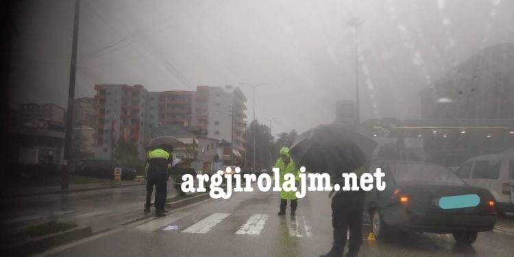 Aksident në Gjirokastër, makina përplas kalimtarin në vijat e bardha (FOTO)