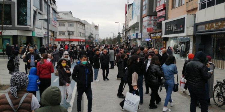 “O Zot çfarë po ndodh kështu?!”, pamjet pak pas tërmetit 4.7 ballë në Turqi (VIDEO)