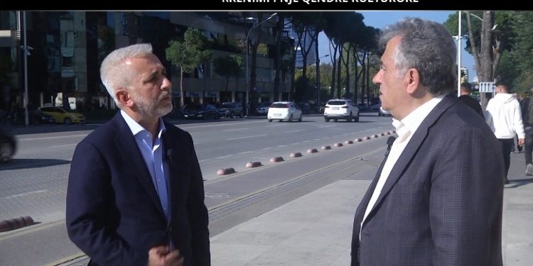 Rrënimi i qendrës kulturore në Ksamil, Limos Dizdari në protestë i vetëm para Kryeministrisë prej 12 ditësh: Sot më kanë mbetur vetëm rrobat e trupit