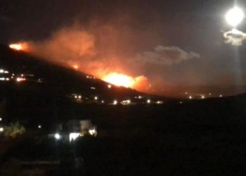 Zjarr masiv në Greqi, kërkohet evakuimi i banorëve