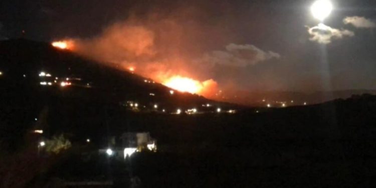 Zjarr masiv në Greqi, kërkohet evakuimi i banorëve