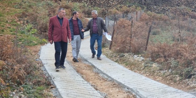 Shqipëria si një meme e madhe/ Shihni rrugën më të çuditshme që inagurohet prej një kryetari bashkie (FOTO)