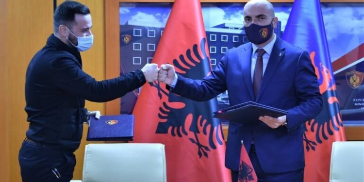 Kontroll mjekësor për policët, Gledis Nano nënshkruan marrëveshjen me laboratorin “Intermedica”