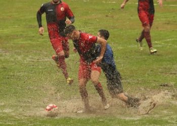 Baltë dhe ujë, shihni ku është luajtur ndeshja Luftëtari-Flamurtari në Gjirokastër (FOTO)