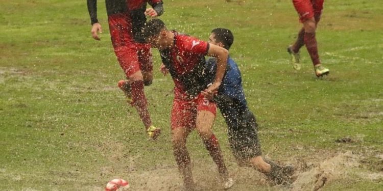 Baltë dhe ujë, shihni ku është luajtur ndeshja Luftëtari-Flamurtari në Gjirokastër (FOTO)