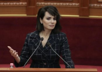 Deputetja e PD: Shqiptarët janë civilizuar, Rama doli nudo dhe e votuan kryeministër. Kur e çoj mendjen tek tiparet fizike të Ramës, s’di ç’të them