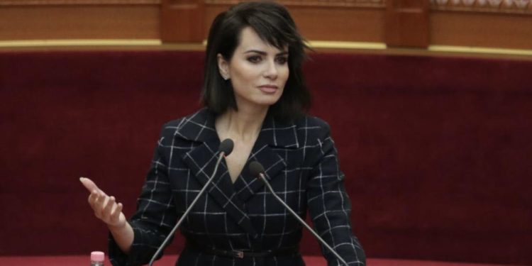 Deputetja e PD: Shqiptarët janë civilizuar, Rama doli nudo dhe e votuan kryeministër. Kur e çoj mendjen tek tiparet fizike të Ramës, s’di ç’të them