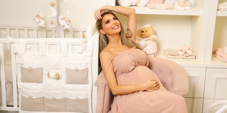 Çifti i dashur për publikun bëhen prindër për herë të parë