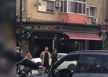 E rëndë/I riu ndërron jetën në makinën e tij në ecje, dyshohet për atak kardiak