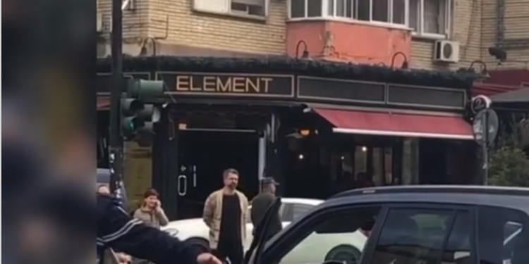 E rëndë/I riu ndërron jetën në makinën e tij në ecje, dyshohet për atak kardiak