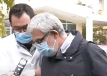 Të lodhur nga beteja me Covid, drejtori i spitalit në Larisa për pak humbet ndjenjat para gazetarëve (VIDEO)