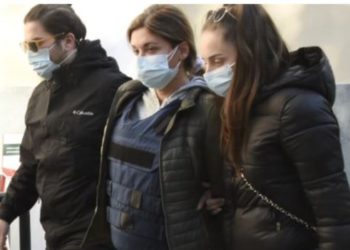 E veshur me jelek antiplumb, momenti kur shqiptarja që qëlloi ish-burrin grek shkon në gjykatë: Nuk më linte të shihja vajzën prej 5 vitesh (VIDEO)