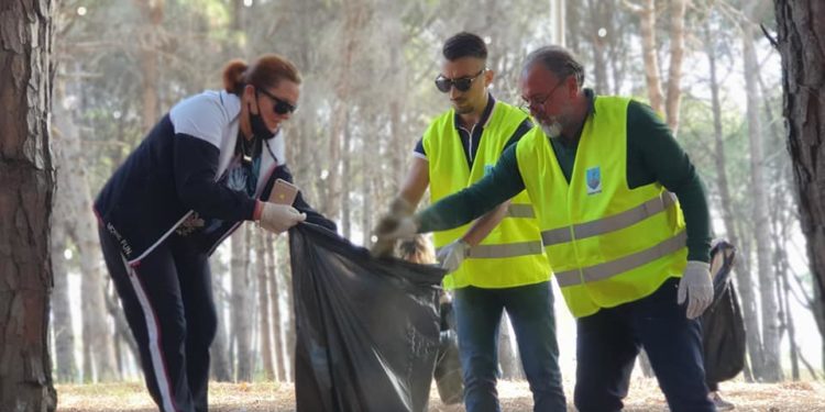 Dy orë para paralajmërimit të Ramës, Dritan Leli pastroi plehrat në Pyllin e Sodës