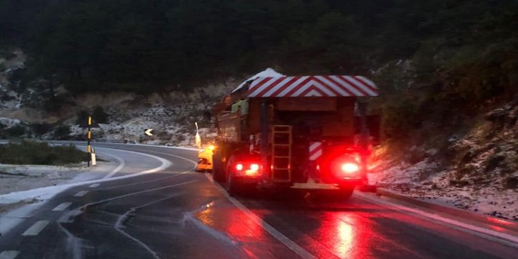 ARRSH paralajmëron shoferët: Policia nuk do ju lejojë të udhëtoni pa goma dimri dhe zinxhirë