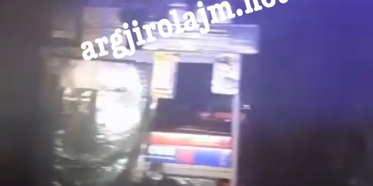 Zjarr në Gjirokastër, shpërthejnë flakët në dyqanin me pjesë këmbimi