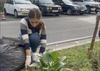 Ministres i hedhin plehrat në kokë, reagimi i saj do t’ju habisë (VIDEO)