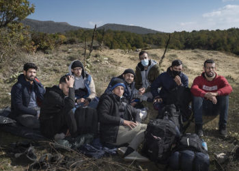 Sirianët ngrenë çadrat në kufirin grek, hyjnë natën në Shqipëri (FOTO)
