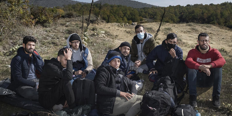 Sirianët ngrenë çadrat në kufirin grek, hyjnë natën në Shqipëri (FOTO)