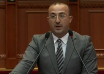 Deputeti i Lushnjes kundër bashkëqeverisjes: Është si një papuçe leshi e veshur në behar