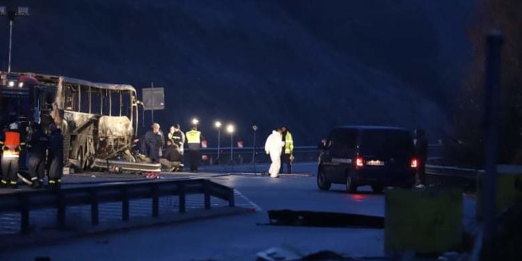 Aksident tragjik në Bullgari/Autobusi përplaset dhe merr flakë, të paktën 46 persona humbin jetën