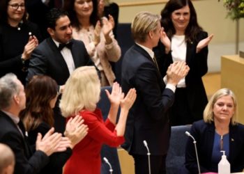 E pazakontë/Pak orë pasi ishte zgjedhur, Kryeministrja e Suedisë jep dorëheqjen