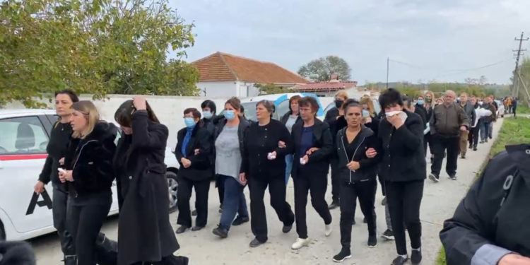 Lot dhe britma, i jepet lamtumira e fundit Mateos 8-vjeçar në Fier