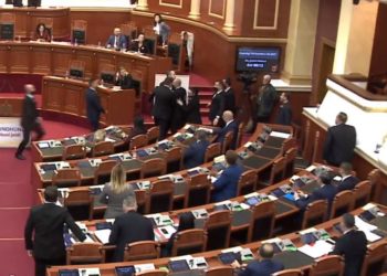 Deputetët e PS dhe PD përplasen fizikisht në Kuvend, ndërpritet seanca