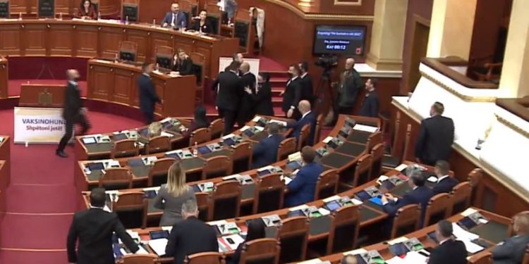 Deputetët e PS dhe PD përplasen fizikisht në Kuvend, ndërpritet seanca