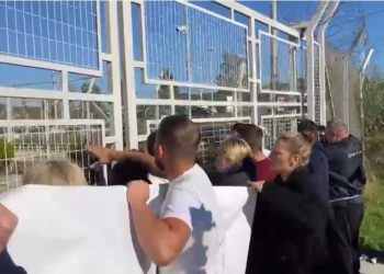 Familjarët e Mateos mbërrijnë në paraburgimin e Vlorës, tentojnë të hyjnë brenda: Po na qan zemra