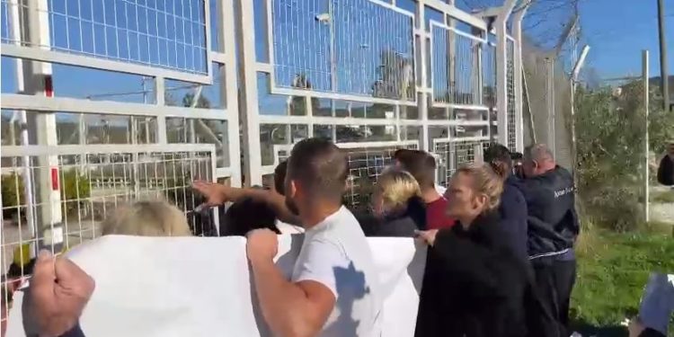 Familjarët e Mateos mbërrijnë në paraburgimin e Vlorës, tentojnë të hyjnë brenda: Po na qan zemra