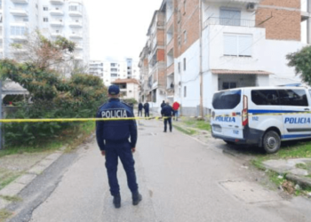 Tronditet Vlora, gruaja hidhet bashkë me fëmijën nga kati i pestë i pallatit, ndërrojnë jetë në vend