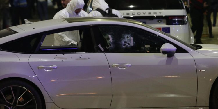 “Audi” luksoz i bërë shosh nga plumbat, çfarë nuk u pa sot nga atentati që tronditi Tiranën (FOTO)