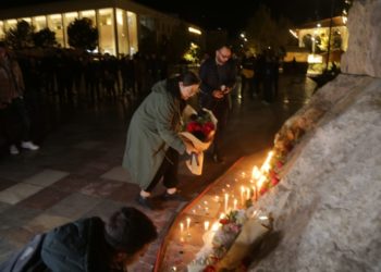 Aksidenti tragjik, lule e qirinj në Tiranë për 46 jetë të humbura (FOTO)