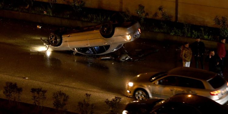 Aksident i frikshëm në Tiranë, shihni si është përmbysur makina në rrugë (VIDEO)