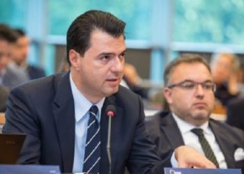 “Dimri i vetmisë së madhe”, Bashën e braktis edhe një sekretar