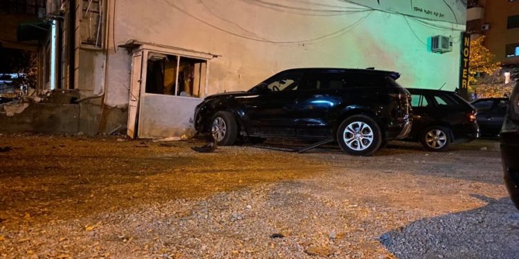 Tronditet Tirana, plas tritoli në makinën “Range Rover” (FOTO)