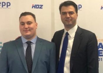 Djali i Sokol Olldashit braktis Bashën, i bashkohet “Foltores” së Sali Berishës