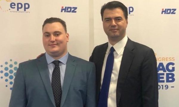 Djali i Sokol Olldashit braktis Bashën, i bashkohet “Foltores” së Sali Berishës